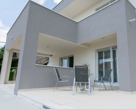 Balcony in front of the garden of Apartments Navi